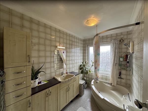 Queensway - Picture 14