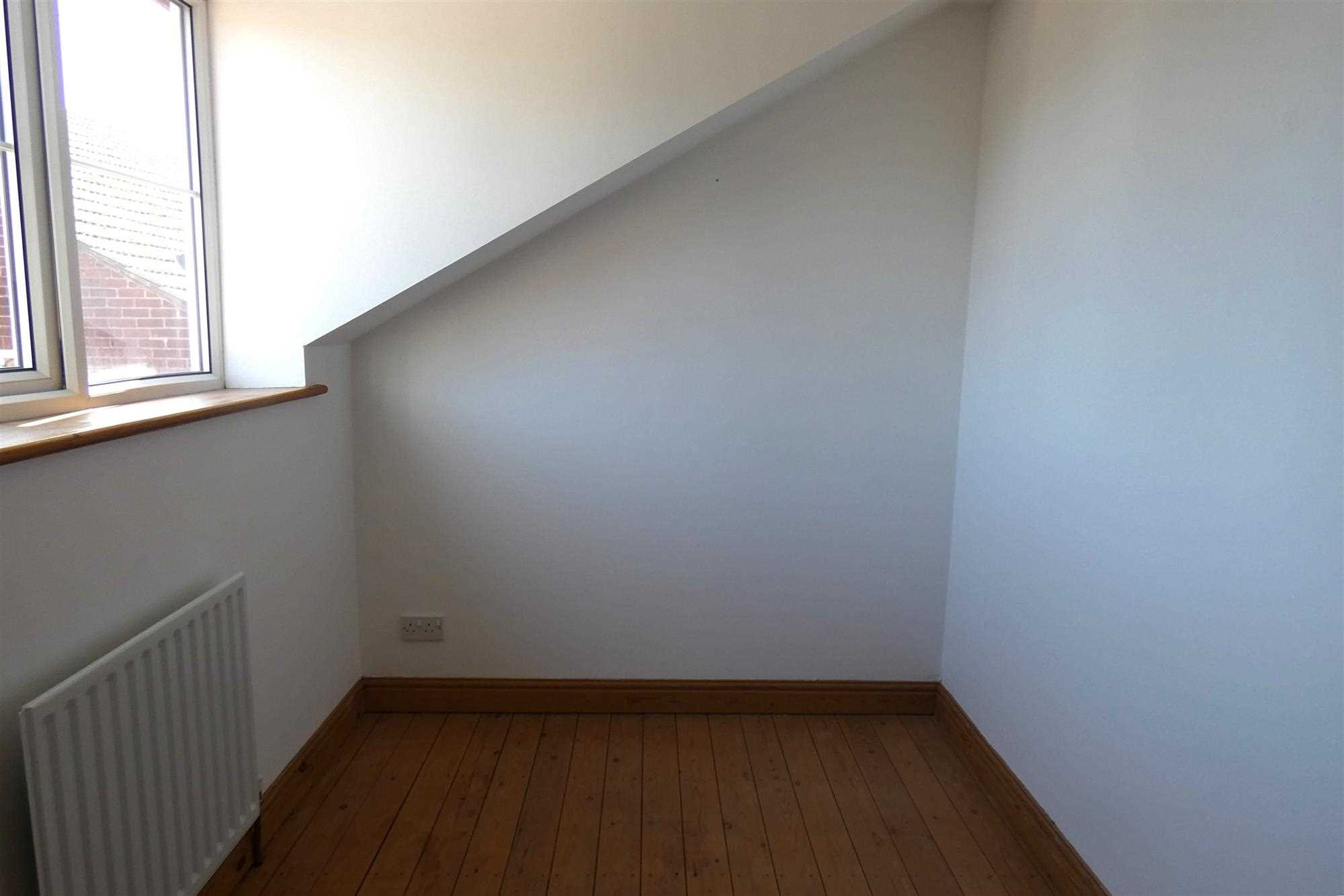 High Street - Picture 4