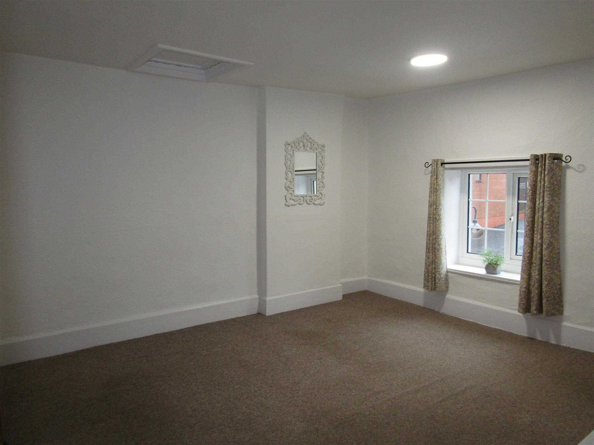 High Street - Picture 5