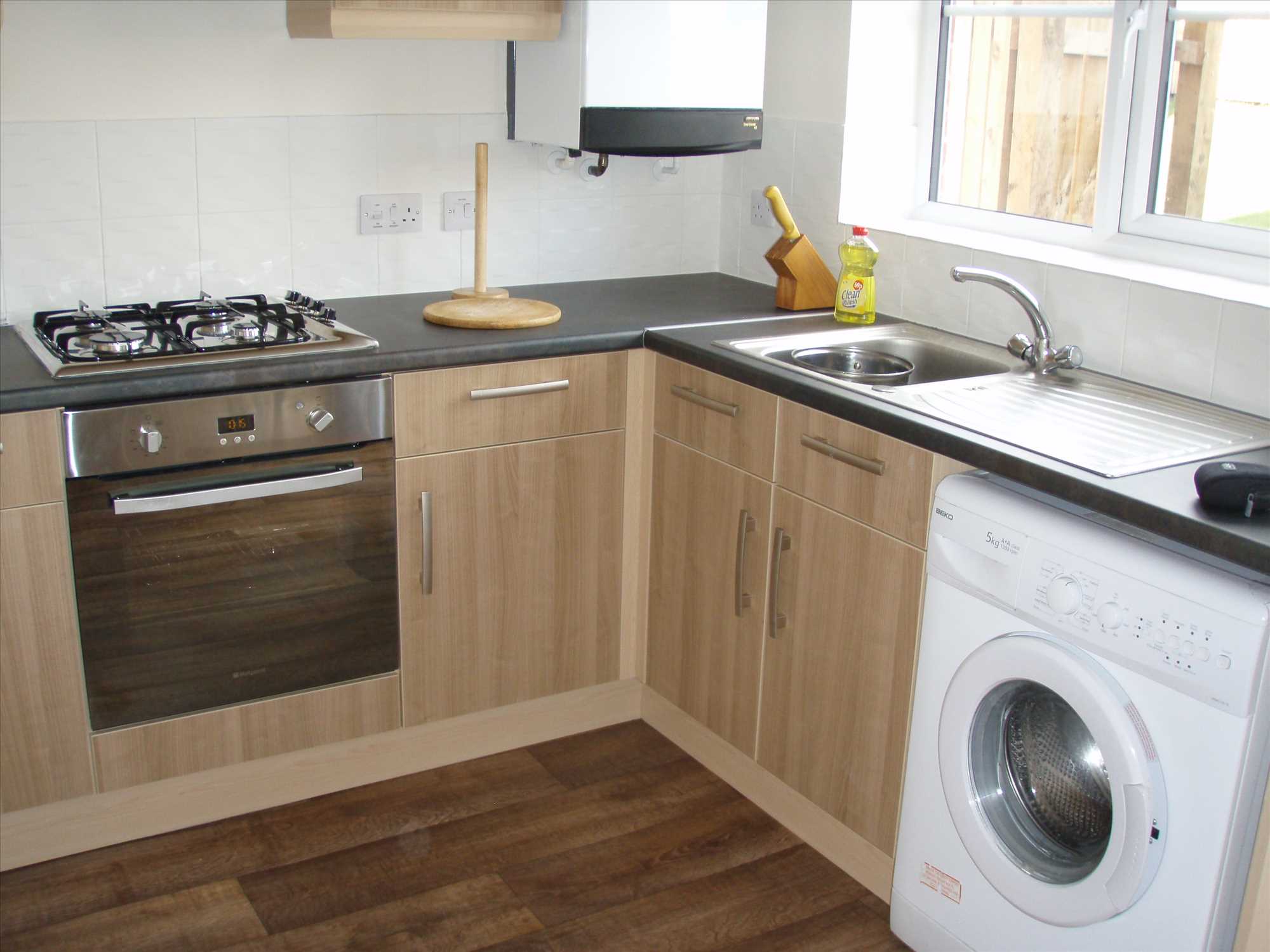 Connaught Road - Picture 2