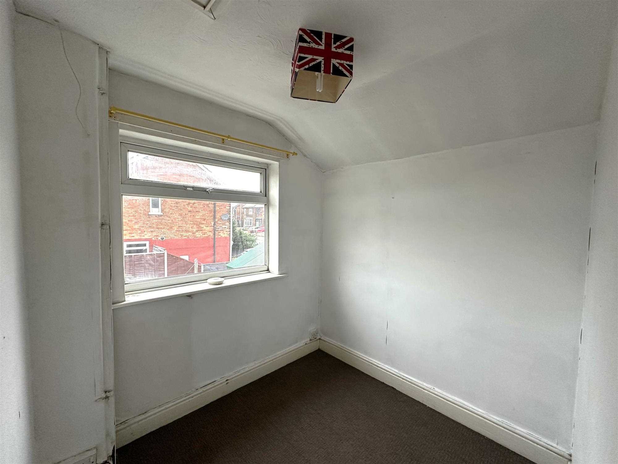 Cemetery Road - Picture 10