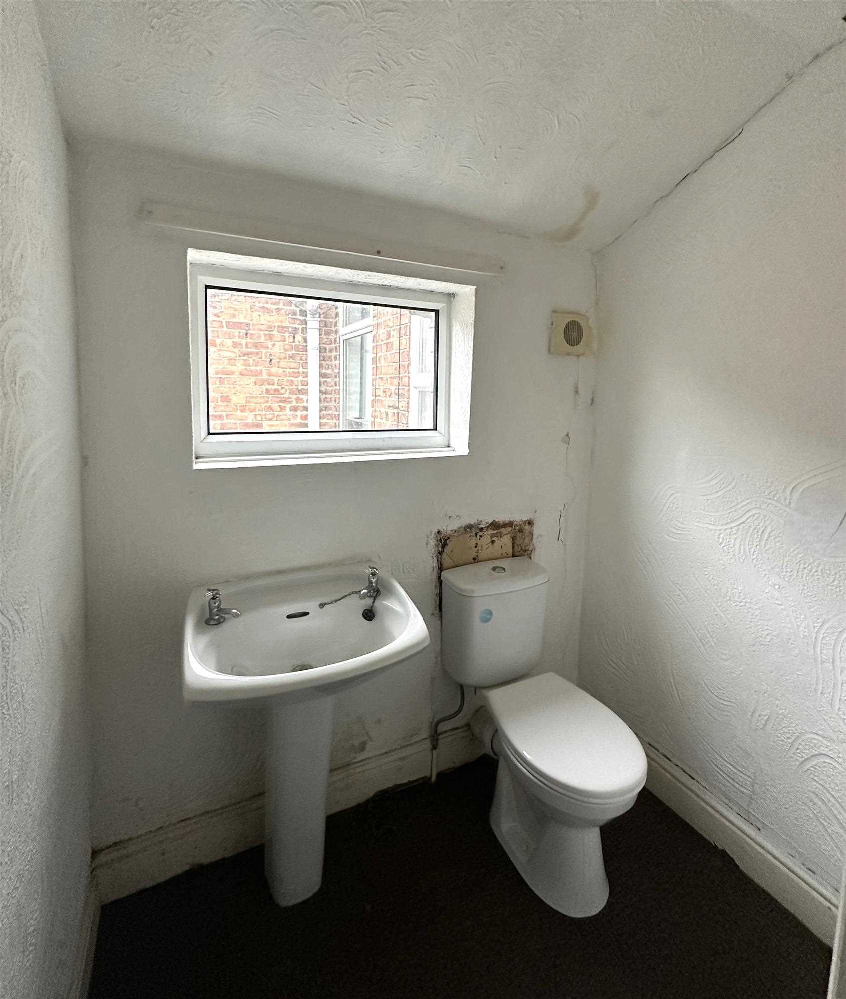 Cemetery Road - Picture 11