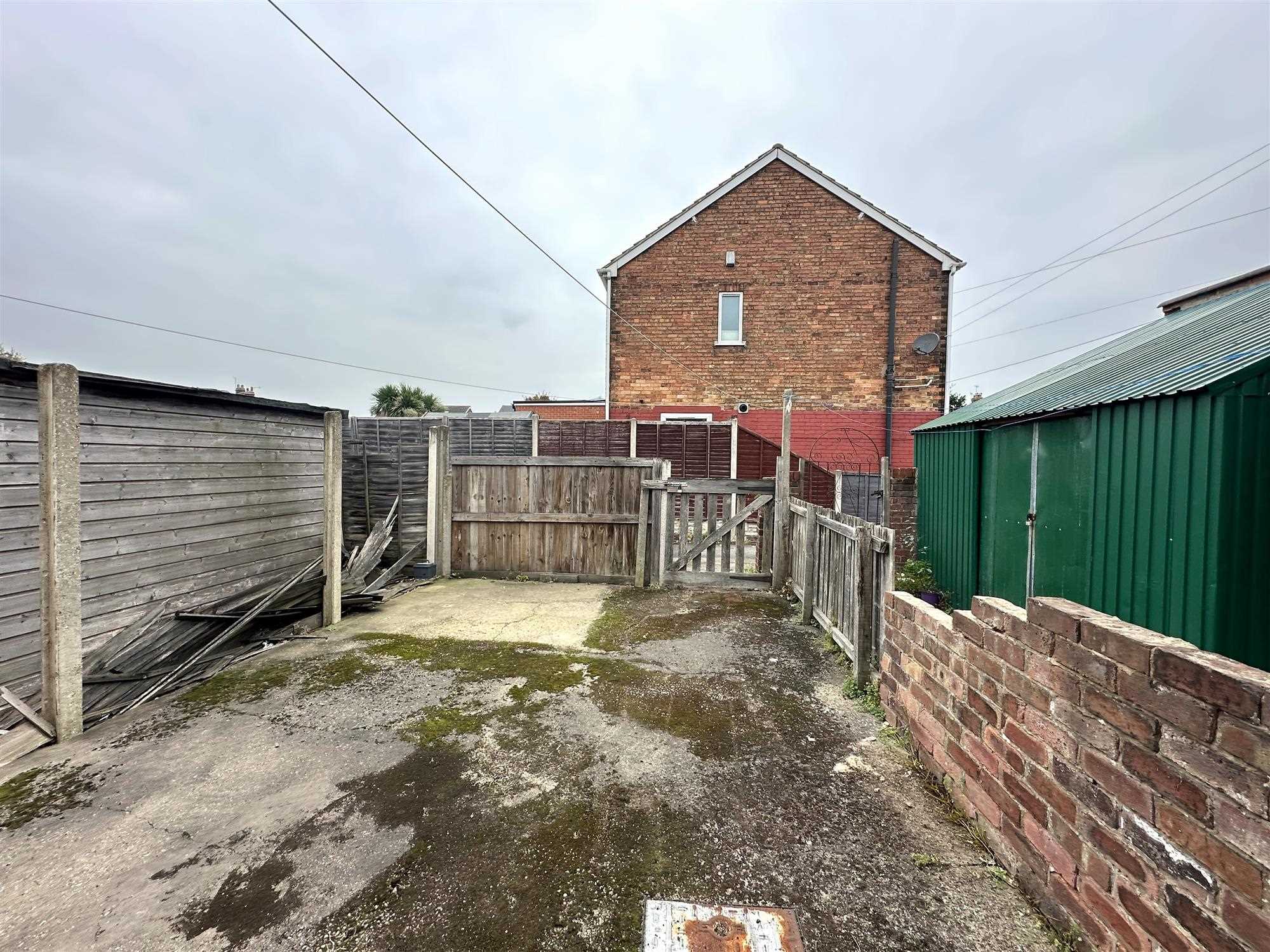 Cemetery Road - Picture 12