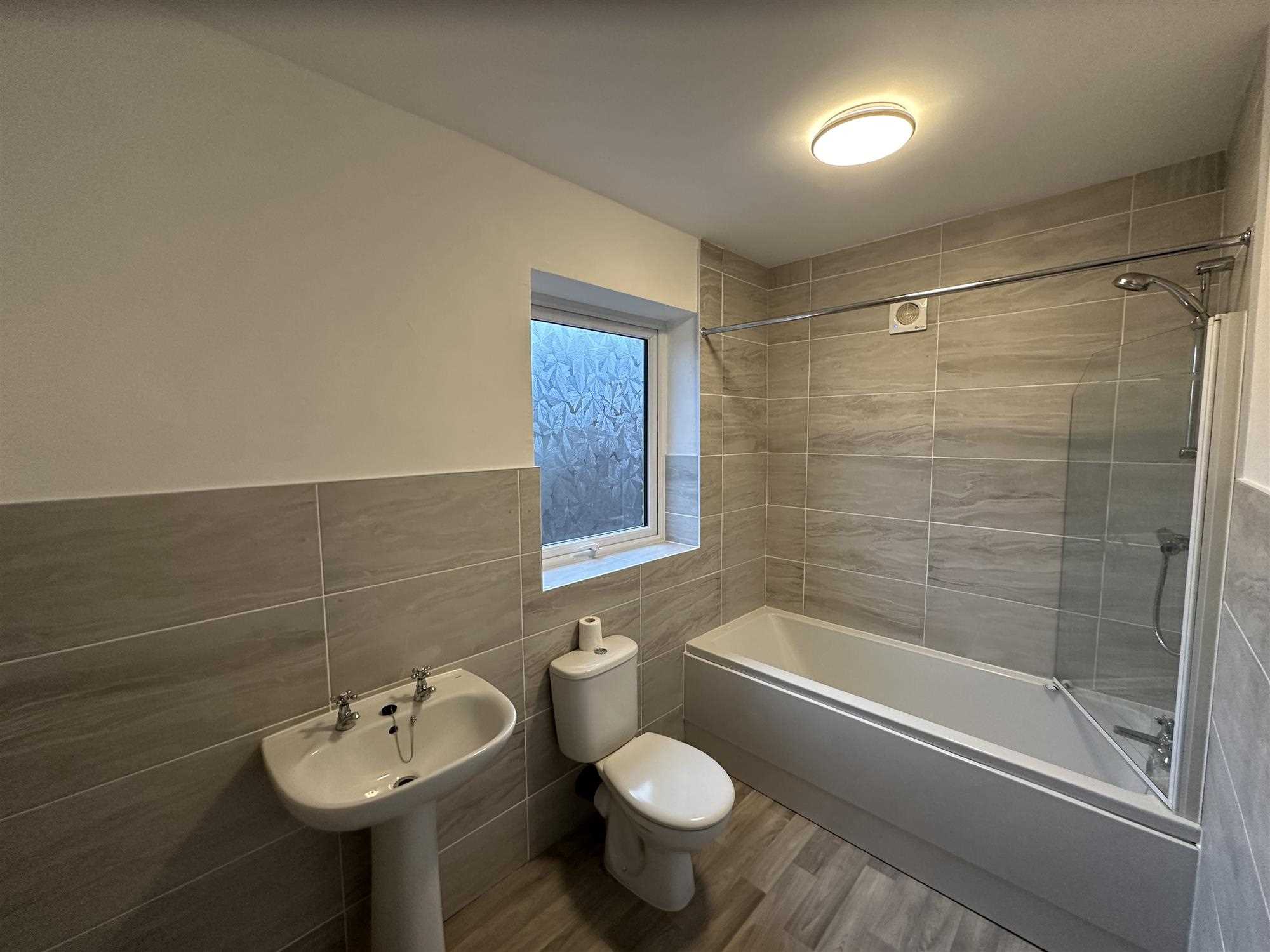 Queensway - Picture 9