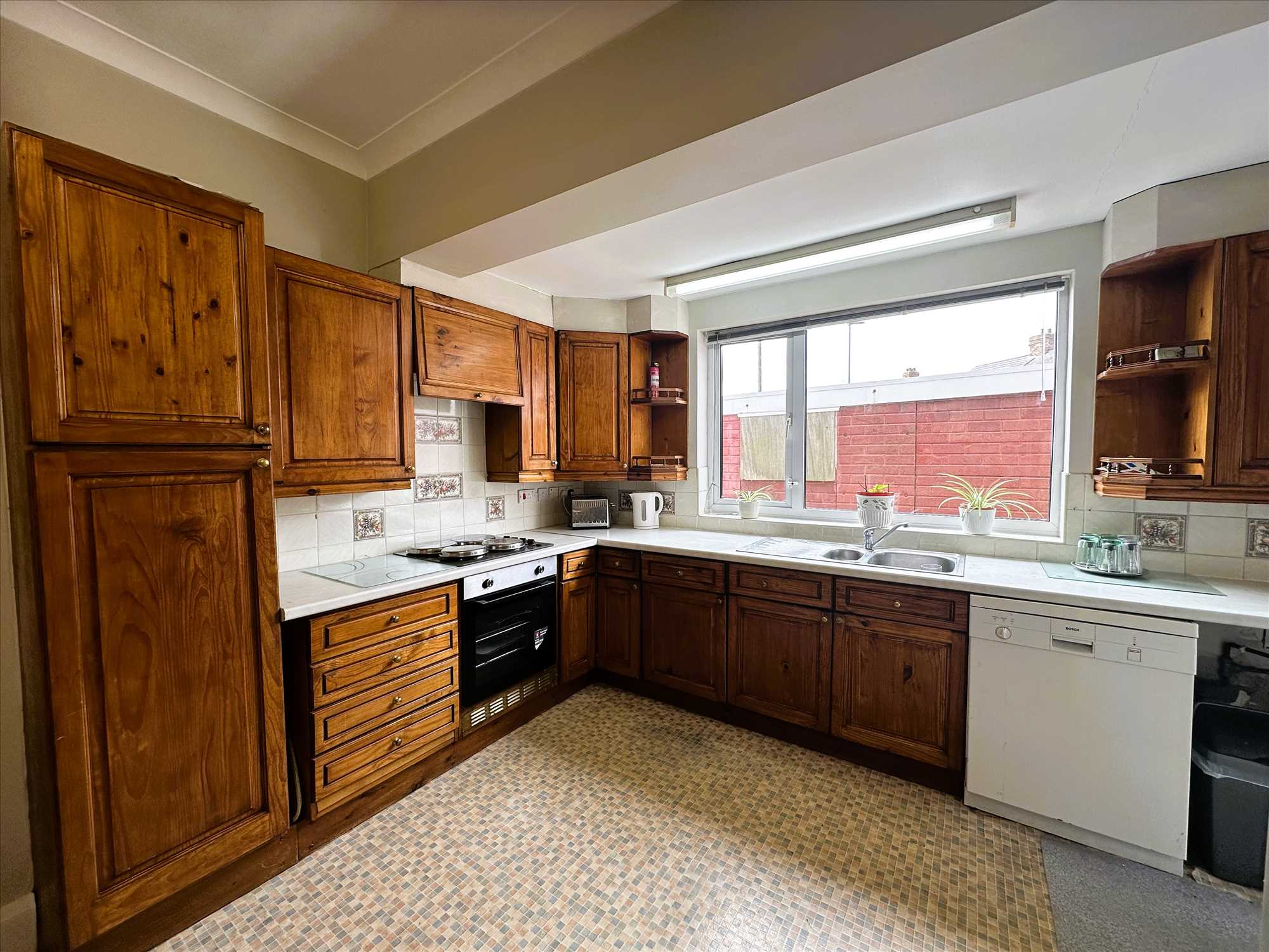 Queensway - Picture 6