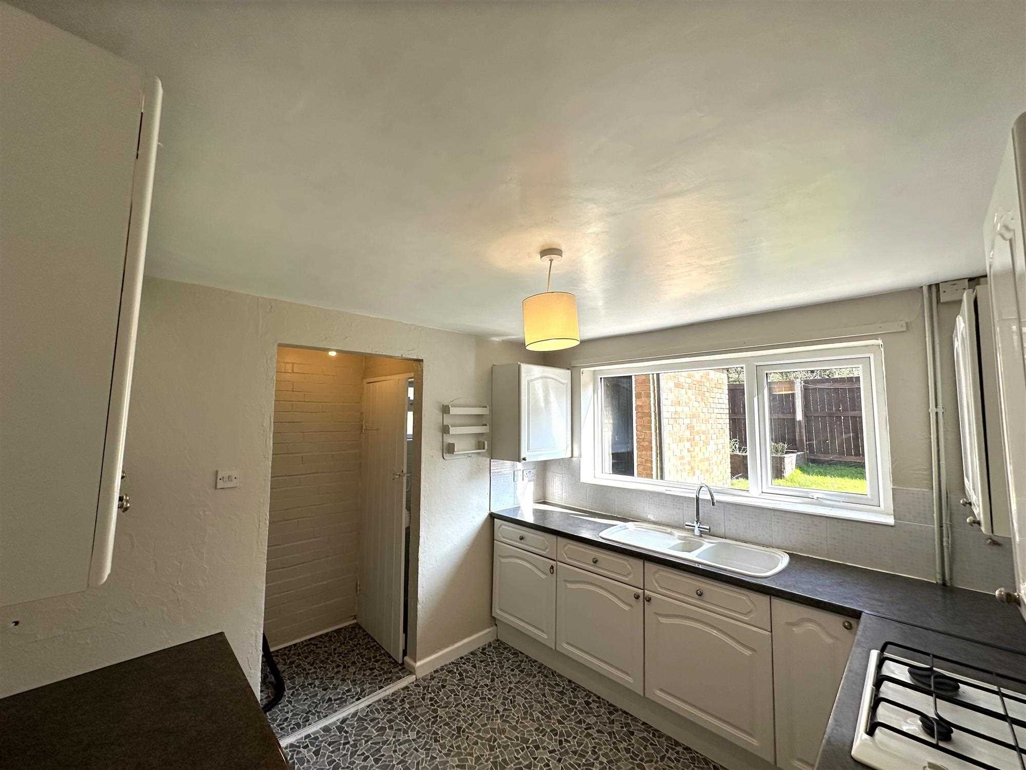 Chapman Avenue - Picture 4