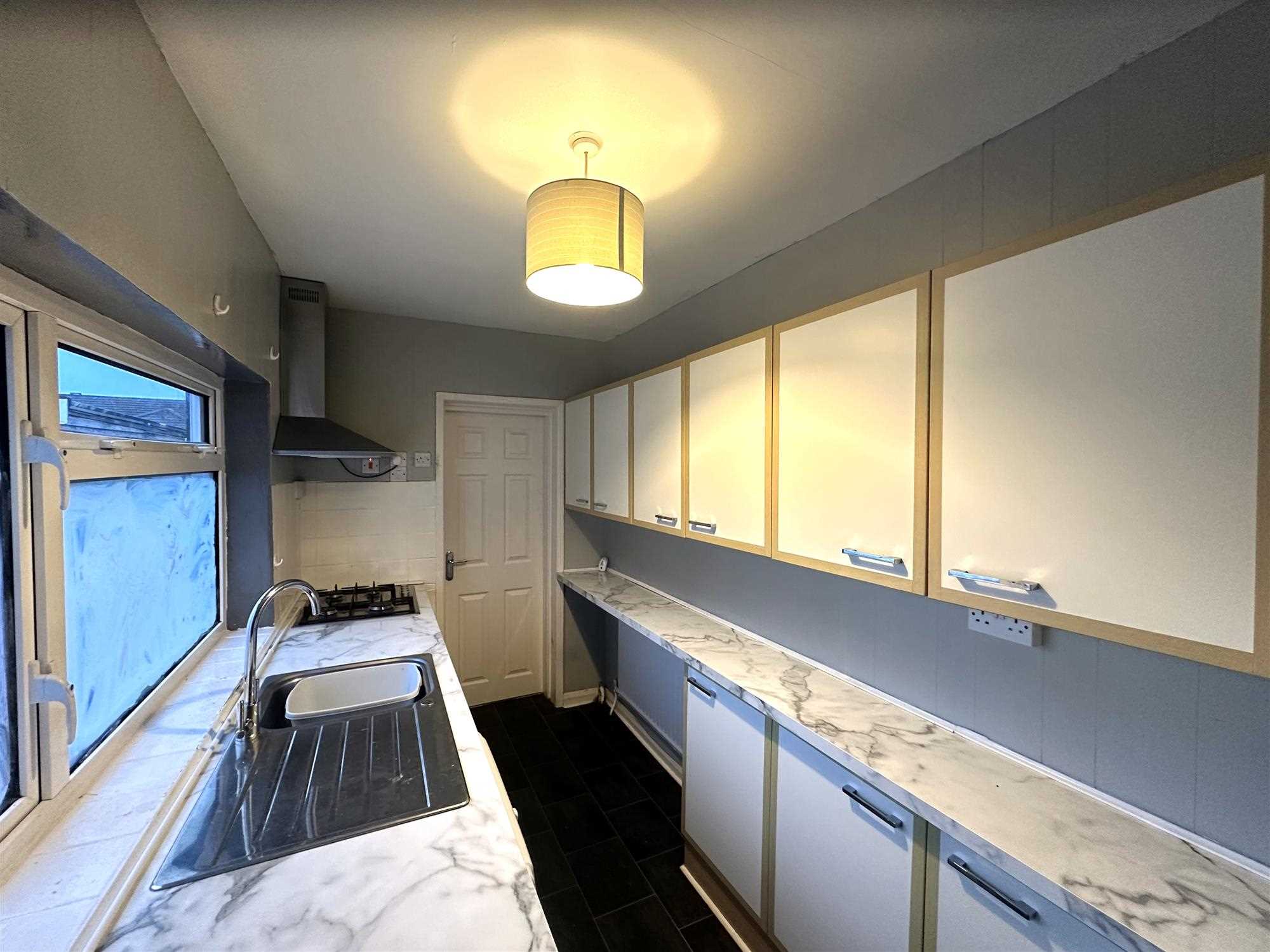 Victoria Road - Picture 4