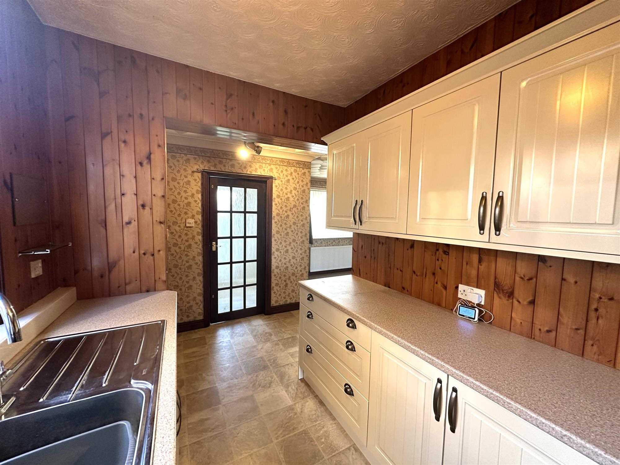 Cemetery Road - Picture 7