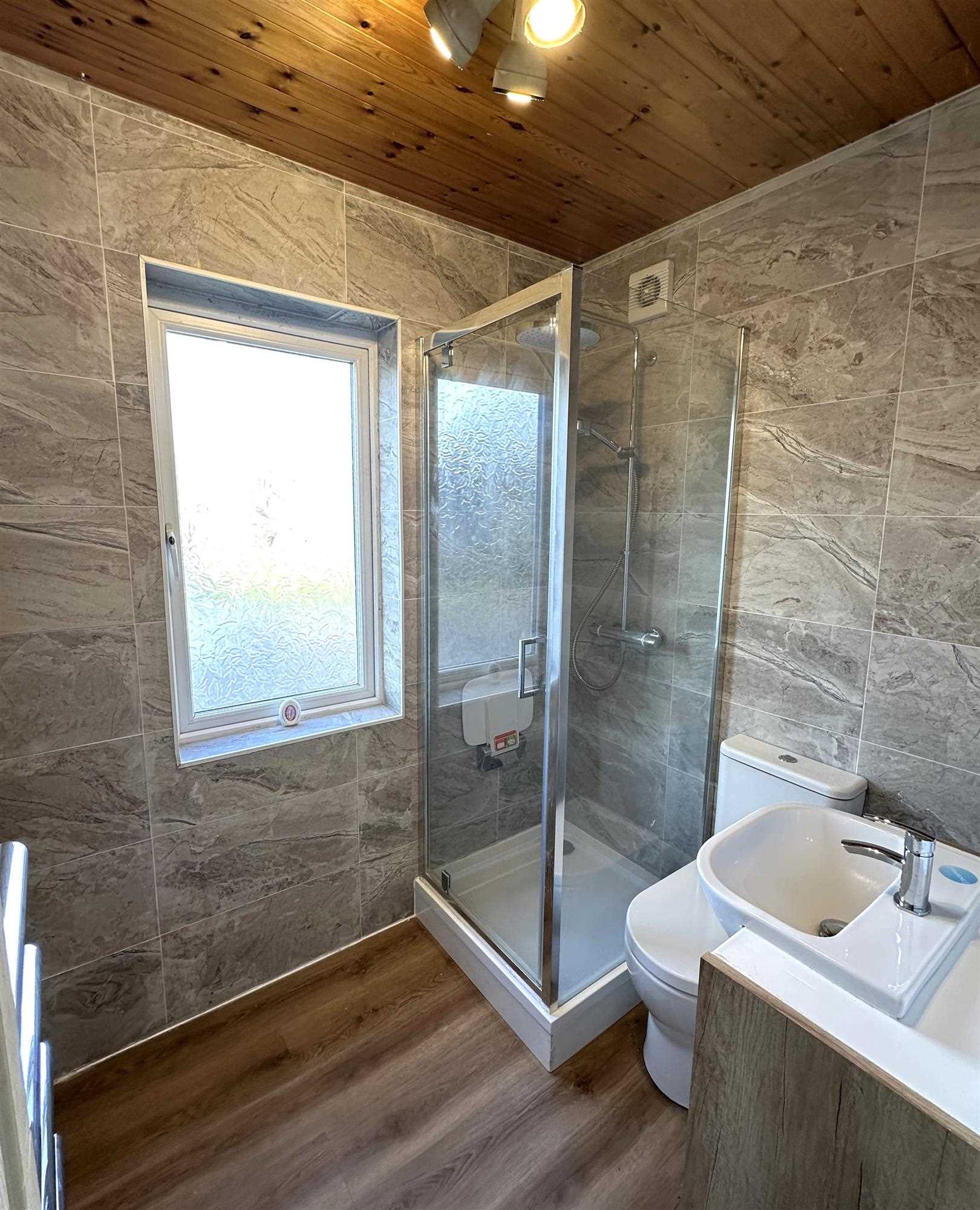 Cemetery Road - Picture 12