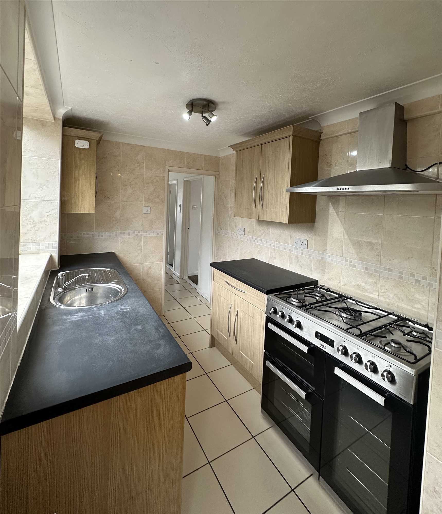 Cemetery Road - Picture 4