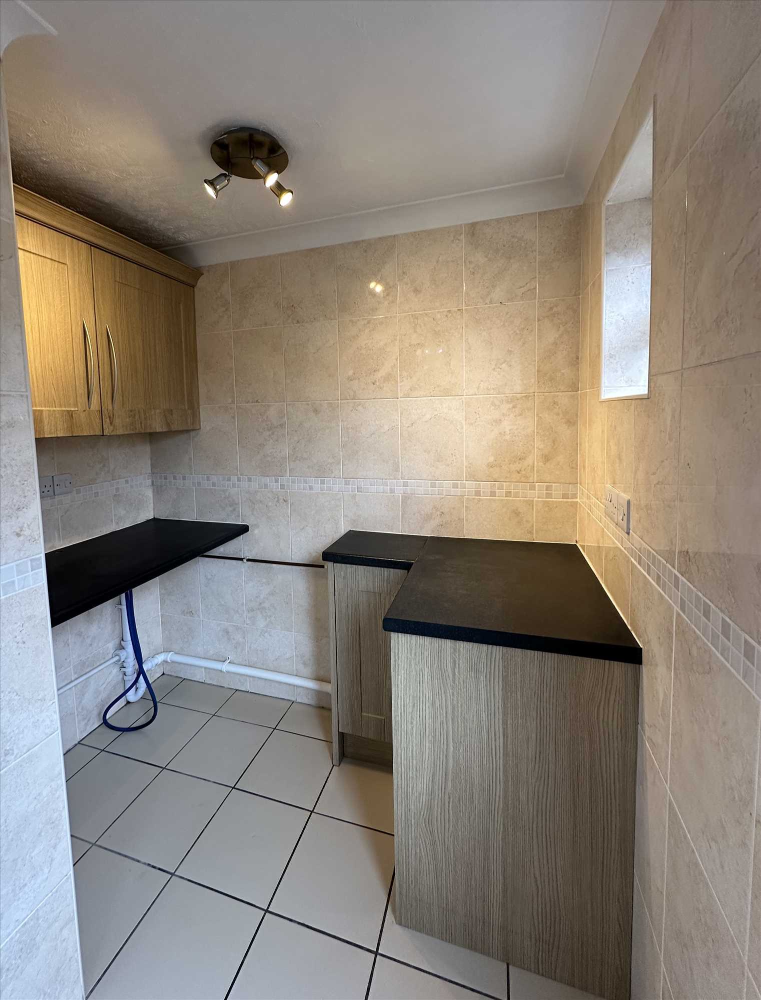 Cemetery Road - Picture 5