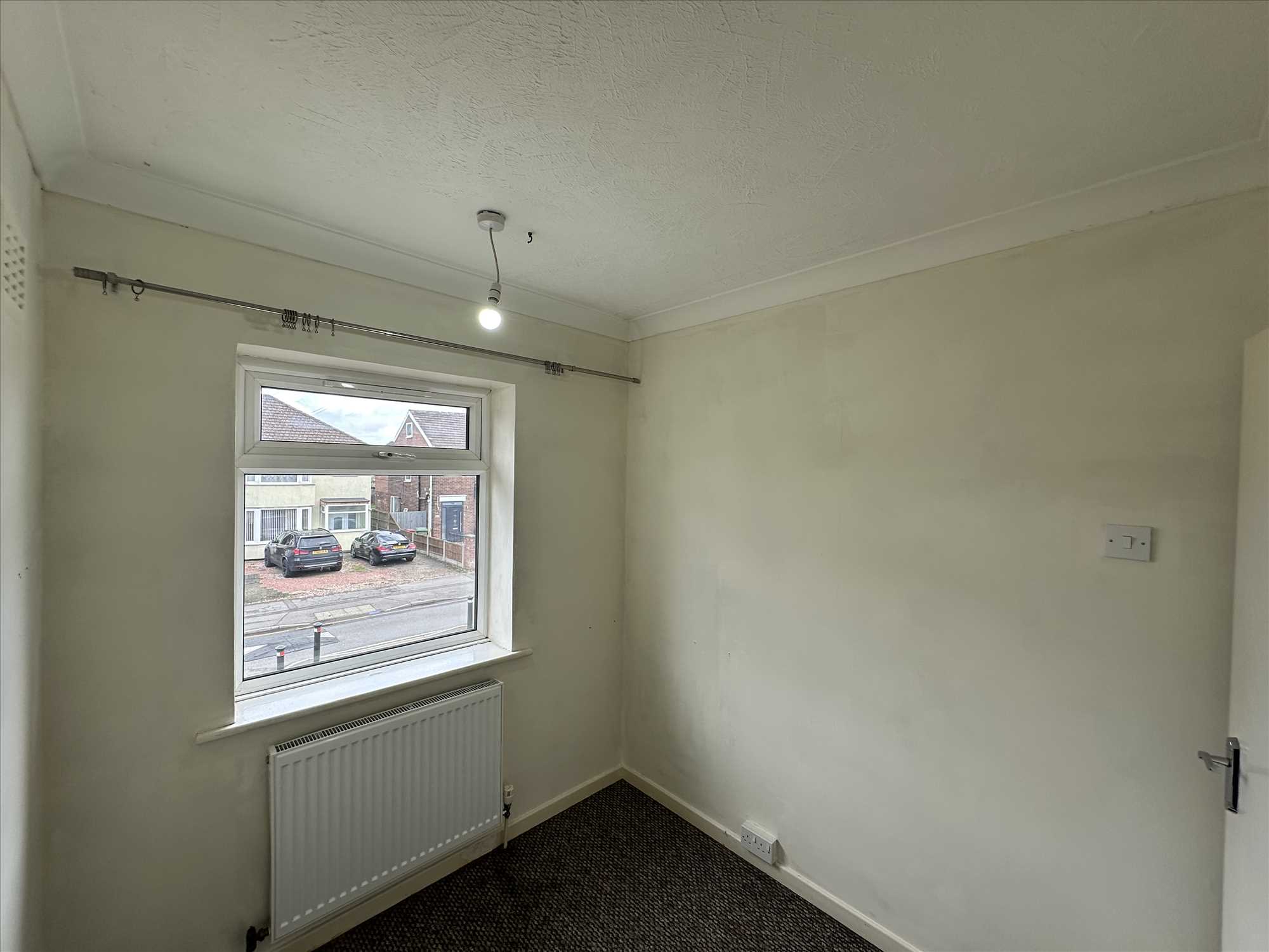 Cemetery Road - Picture 13