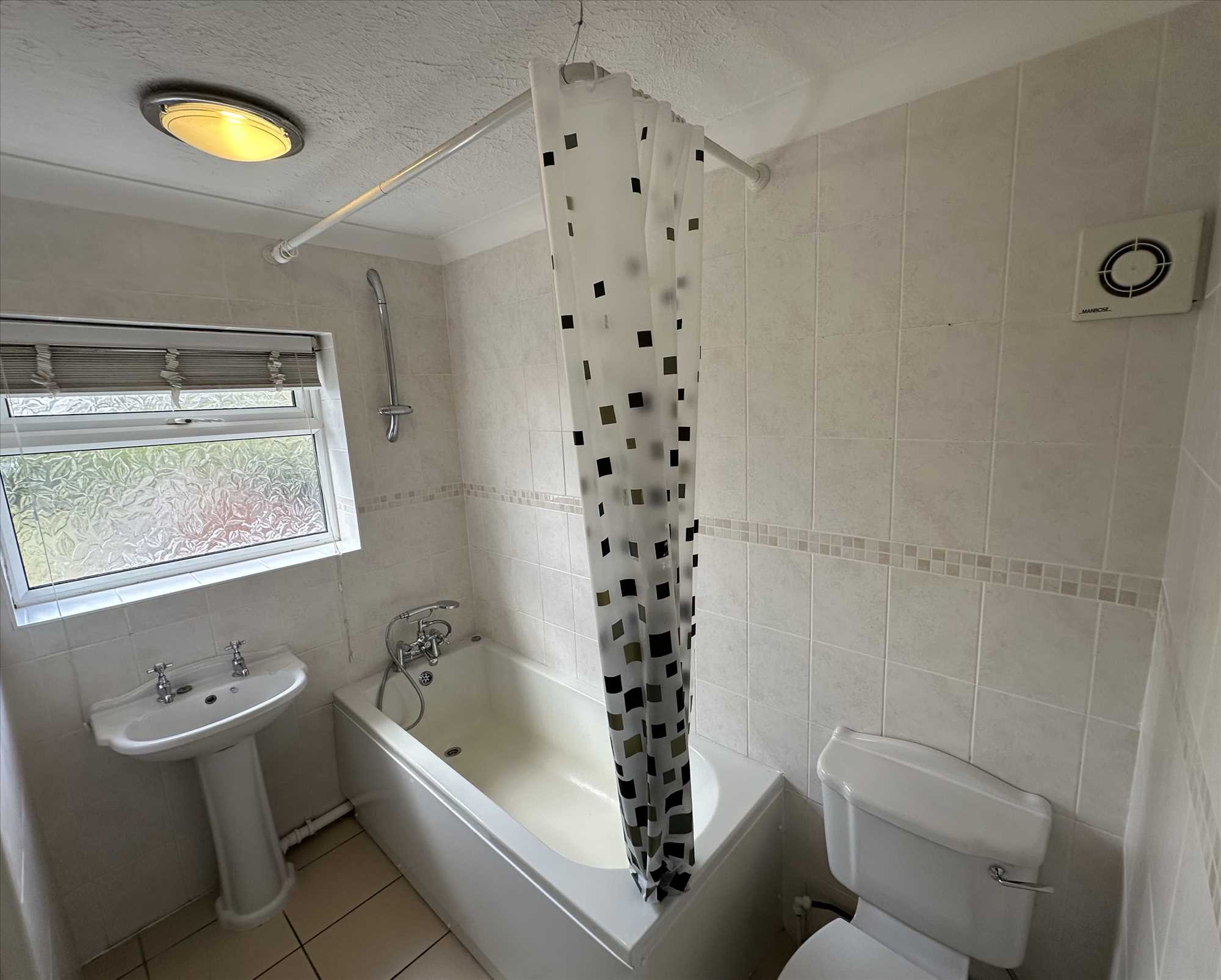 Cemetery Road - Picture 14