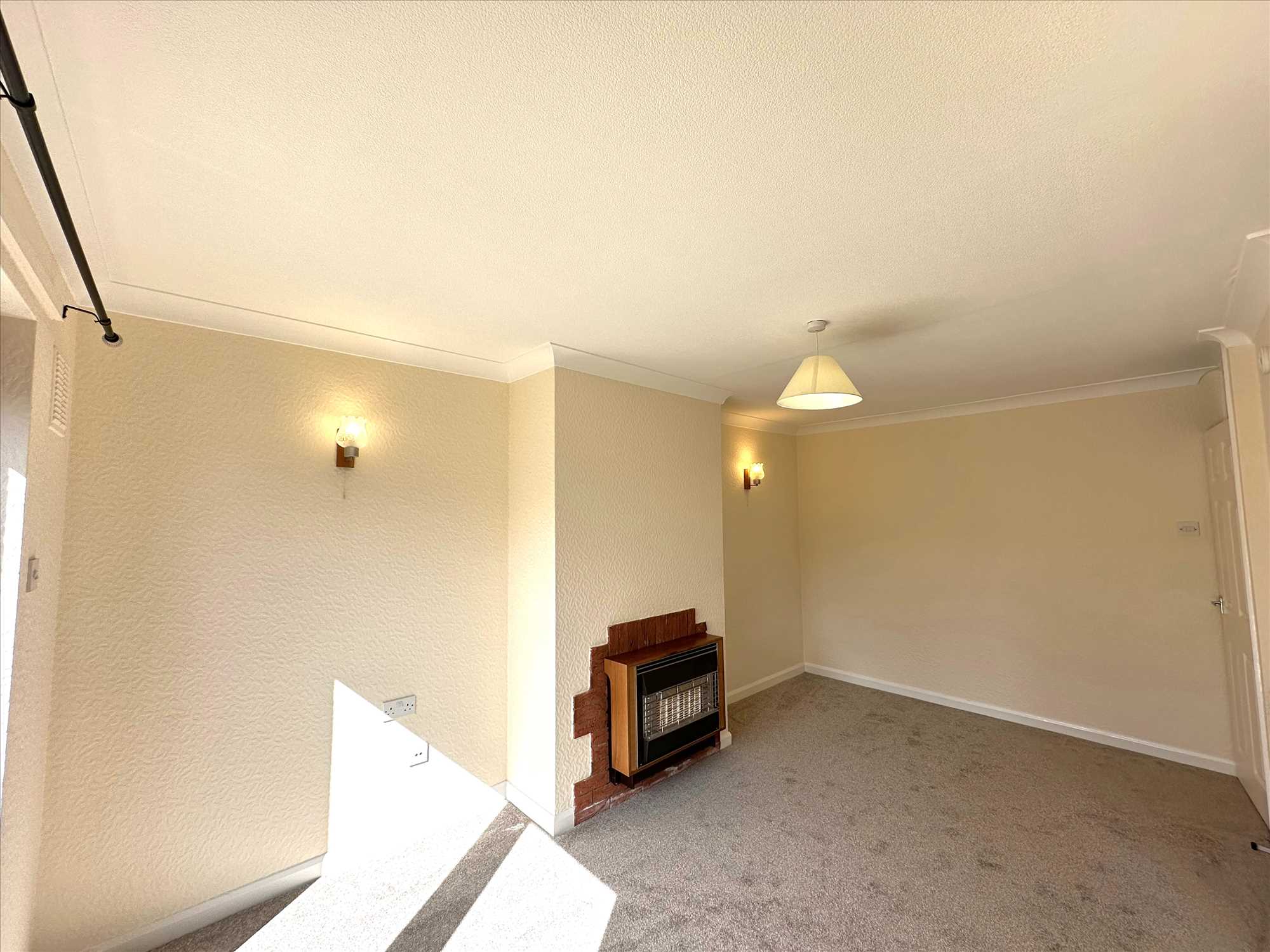 Hall View - Picture 4